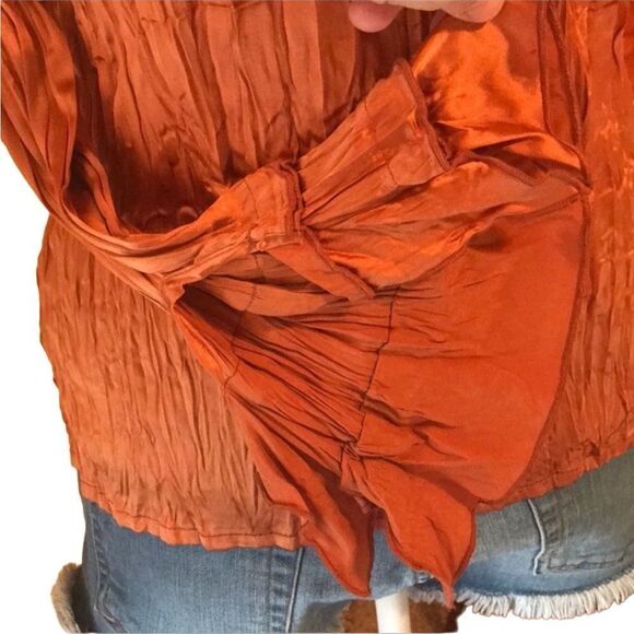 🍁Gasp Bell Sleeve Silky Top - Picture 5 of 7